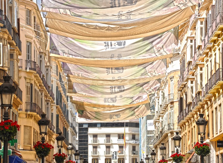 En verano se colocan toldos para el calor